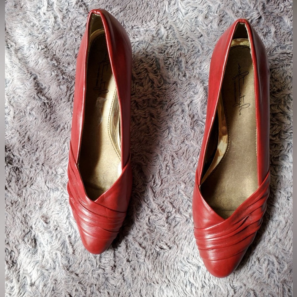 Soft style women's Heels size 9M color red